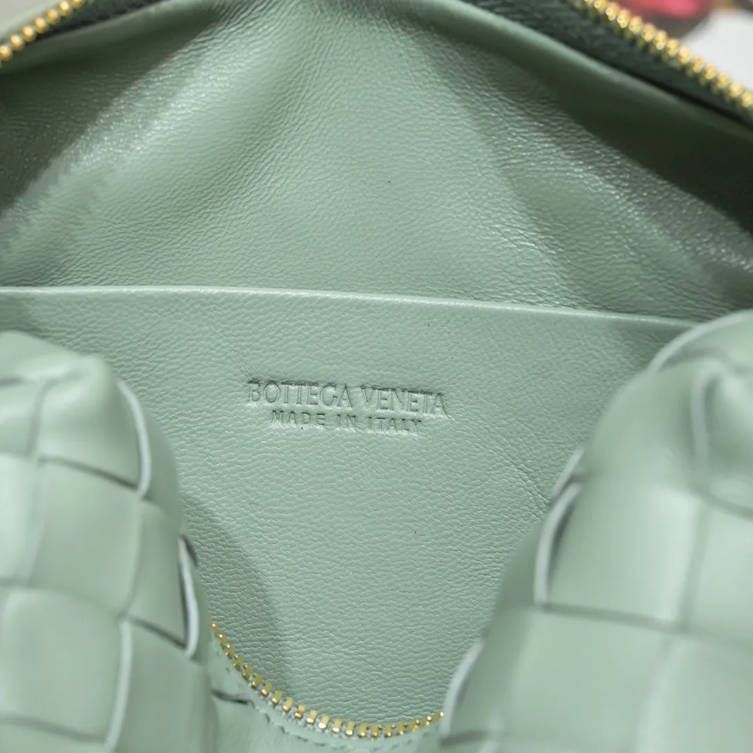 Batch 1160 B's new model is coming🔥Classic woven logo✅ The bag body is made of selected original sheepskin. The texture is soft and waxy. The simple square bag body is classic and versatile. The internal design is very practical. It has a large space and an adjustable iconic leather drawstring. It can be said to be both elegant and practical. The design is very simple and elegant. It has a kind of literary and retro style. Size model: 17*10*6cm, model number: 9896